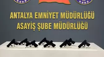 Antalya'da 'dur' ihtarına uymayan sürücünün aracında 17 ruhsatsız tabanca ele geçirildi