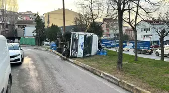 Ataşehir'de Freni Patlayan Kamyonet Devrildi