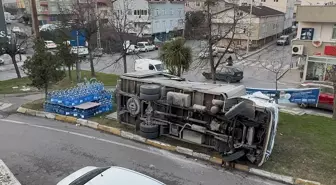 Ataşehir'de Damacana Su Yüklü Kamyon Devrildi