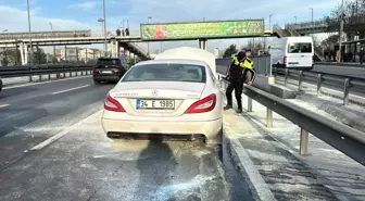 Kağıthane'de Seyir Halindeki Araçta Yangın Çıktı