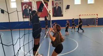 Genç Voleybolcular Disiplinle Çalışmalarına Devam Ediyor