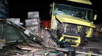 Amasya'da Tır Inşaat Malzemeleri Dükkanına Daldı