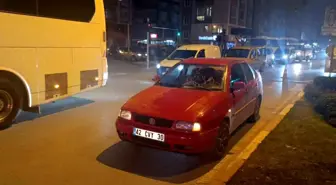 Antalya'da Minibüsler Arasından Yola Fırlayan Yaya Otomobilin Çarpması Sonucu Yaralandı