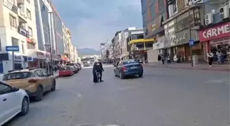 Polis Memurundan Yaşlı Kadına Yardım