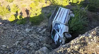 Amasya'da Kontrolden Çıkan Kamyonet Dereye Uçtu, Sürücü Yaralandı