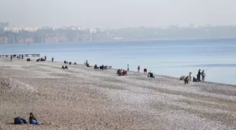 Antalya'da Güzel Havada Sahil Yoğunluğu