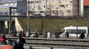 Bahçelievler'de Metrobüs Arızası Yolcuları Bekletiyor