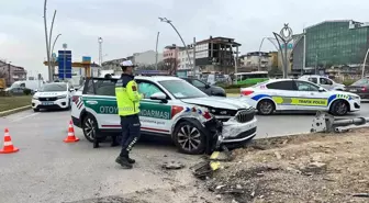 Gebze'de Jandarma Oto ile Hafif Ticari Araç Çarpıştı: 1 Yaralı