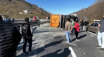 Fatsa'da Kil Yüklü Kamyon Devrildi: Trafik Durdu