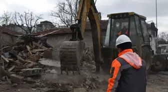 Lüleburgaz'da Metruk Binaların Yıkımına Devam Ediliyor