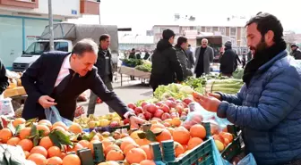 Vali Usta pazara indi, esnaf ve vatandaşla sohbet edip alışveriş yaptı