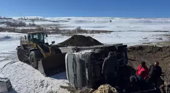 Başkale'de devrilen kamyonda hasar oluştu