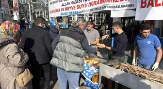 Beylikdüzü'nde kazada ölen torununun hayrı için yüzlerce balık ekmek dağıttı