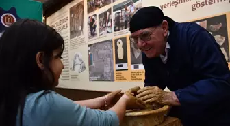 Bilecikli 'Yaşayan İnsan Hazinesi' çocuklara çömlek çarkında çamura şekil vermeyi öğretiyor