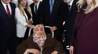 Cumhurbaşkanı Erdoğan, İzmir'de 102 yaşındaki Gülsüm Sakallı ile görüştü