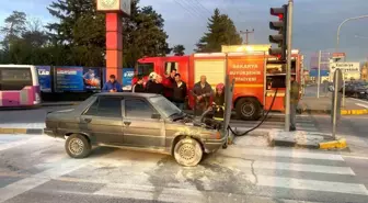 Hendek'te D-100 Karayolunda Otomobil Alev Aldı