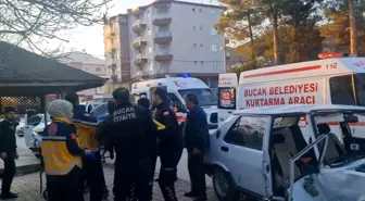 Bucak'ta Minibüs ve Otomobil Çarpıştı: 9 Yaralı