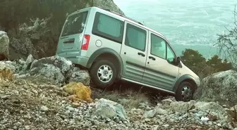 Denizli'de Freni Boşalan Araç Uçuruma Sürüklendi