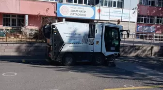 Niğde Belediyesi Okul Bahçelerini Temizleyerek Eğitime Hazırlık Yapıyor