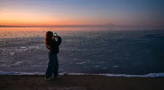 Van Gölü'nde Soğuk Hava Etkisiyle Buz Parçacıkları Oluştu