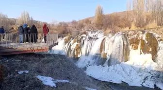 Yarıyıl Tatilinde Muradiye Şelalesi'ne Ziyaretçi Akını