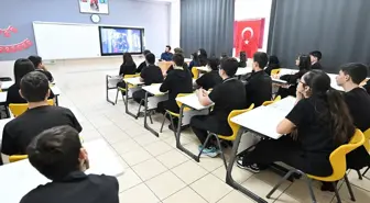 Öğrenciler 'Ufkun Ötesinde' Belgeselini İzleyerek Uzaya Yolculuk Yaptı