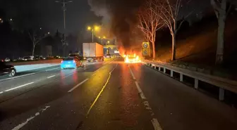 İstanbul Avrupa Otoyolu'nda Hafif Ticari Araç Alev Alev Yandı