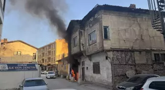 Çorum'da Çöp Konteynerinde Yangın, Esnaf Müdahalesiyle Söndürüldü