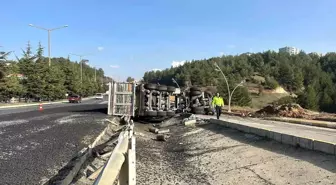 Uşak'ta Kömür Yüklü Tır Devrildi, Sürücü Yaralandı