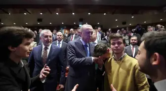 Cumhurbaşkanı Erdoğan: 'Bölgesinde ve dünyada sözü geçen demokrasi ve kalkınma hamleleriyle küresel ölçekte temayüz eden bir ülkeyi milletimizle sırt...