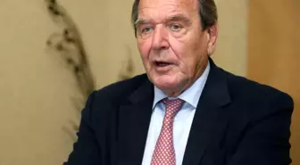 Eski Başbakan Gerhard Schröder Tükenmişlik Sendromu Nedeniyle Tedavi Görüyor