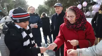 Kırklareli'nde Kanserle Mücadele İçin Marteniçka Bilekliği Dağıtıldı