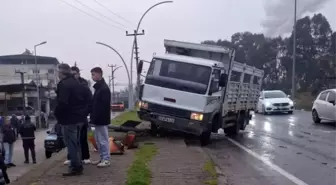 Kamyon Trafik Lambası Direğine Çarptı, Yaya Devrilen Direğin Altında Kaldı