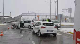 Sivas'ta Hafif Ticari Araç ile Otomobil Çarpıştı: 1 Yaralı