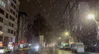 Bitlis'in Tatvan ilçesinde yoğun kar yağışı başladı