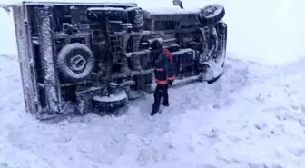 Yüksekova'da Kar Yağışı Nedeniyle Kamyonet Devrildi: 3 Yaralı