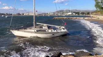 Bodrum'da Fırtına Etkisi: Yelkenli Tekne Karaya Sürüklendi