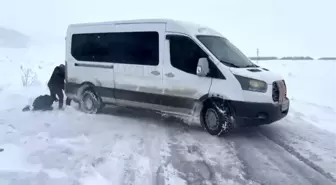 Ardahan'da Kar Yağışı Öğrenci Servisini Mahsur Bıraktı