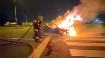 Diyarbakır'da Seyir Halindeki Otomobil Alev Alev Yandı