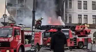 Eminönü Meydanı'nda bulunan binanın dış cephesinde henüz bilinmeyen bir nedenle yangın çıktı. Olay yerine çok sayıda itfaiye ekibi sevk edildi.