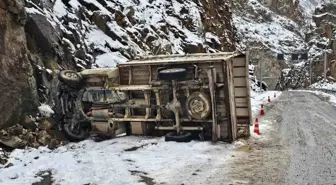 Erzurum İspir'de Kar Yağışı Sonrası Kamyonet Kayalıklara Çarptı: Sürücü Yaralı