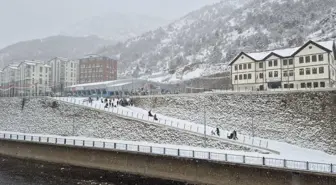 Gümüşhane'de Kar Yağışı Çocukları Sevindirdi