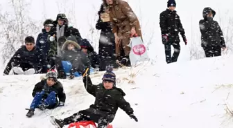 Kayseri'de Kar Yağışı Çocukları Kızakla Eğlendirdi