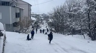 Samsun'un Ladik ilçesinde çocuklar karla eğlendi