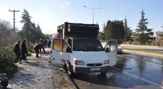 Manisa'da Seyir Halindeyken Kamyonette Yangın Çıktı