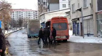 Erzurum'da Özel Halk Otobüsü ile Minibüs Çarpıştı: 4 Yaralı