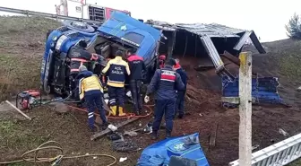 Sakarya'da Freni Boşalan Tır Şarampole Uçtu, Sürücü Kurtarıldı