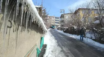 Hakkari'de Soğuk Hava ve Buzlanma Etkili Oluyor