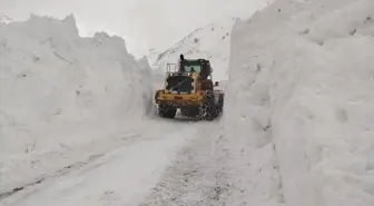 Yüksekova'da Çığ Temizlendi, Yol Ulaşıma Açıldı