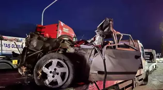 Mersin'de Trafik Kazası: Tofaş Marka Otomobil Kamyona Çarptı, Sürücü Hayatını Kaybetti